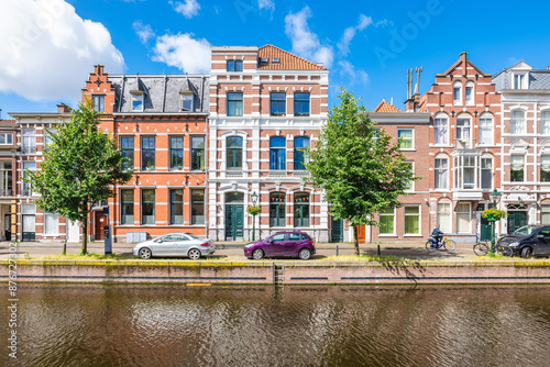 Foto Street scene of the Hague with colorful house facade in Netherlands, Dutch
