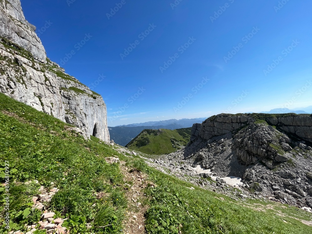 Fototapeta premium Wanderung Rofangebirge zum Zireiner See