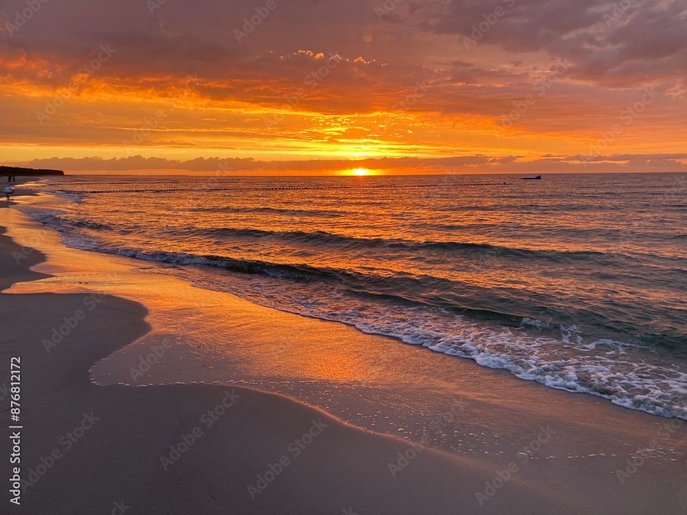 Sonnenuntergang am Strand von Zingst, Ostsee, Mecklenburg-Vorpommern, Deutschland