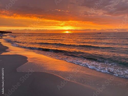 Obraz na płótnie Sonnenuntergang am Strand von Zingst, Ostsee, Mecklenburg-Vorpommern, Deutschland w salonie