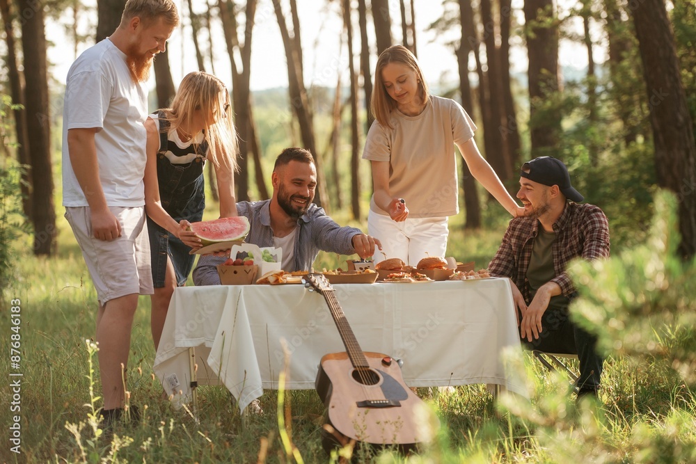 Obraz premium Positive mood, having fun. Group of friends are having picnic on the field with food in eco boxes