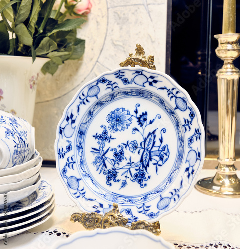 Porcelain with onion pattern in beautiful white and blue shades is loved by many housewives. They are selected, and many porcelain manufacturers even make an additional postscript to the brand 