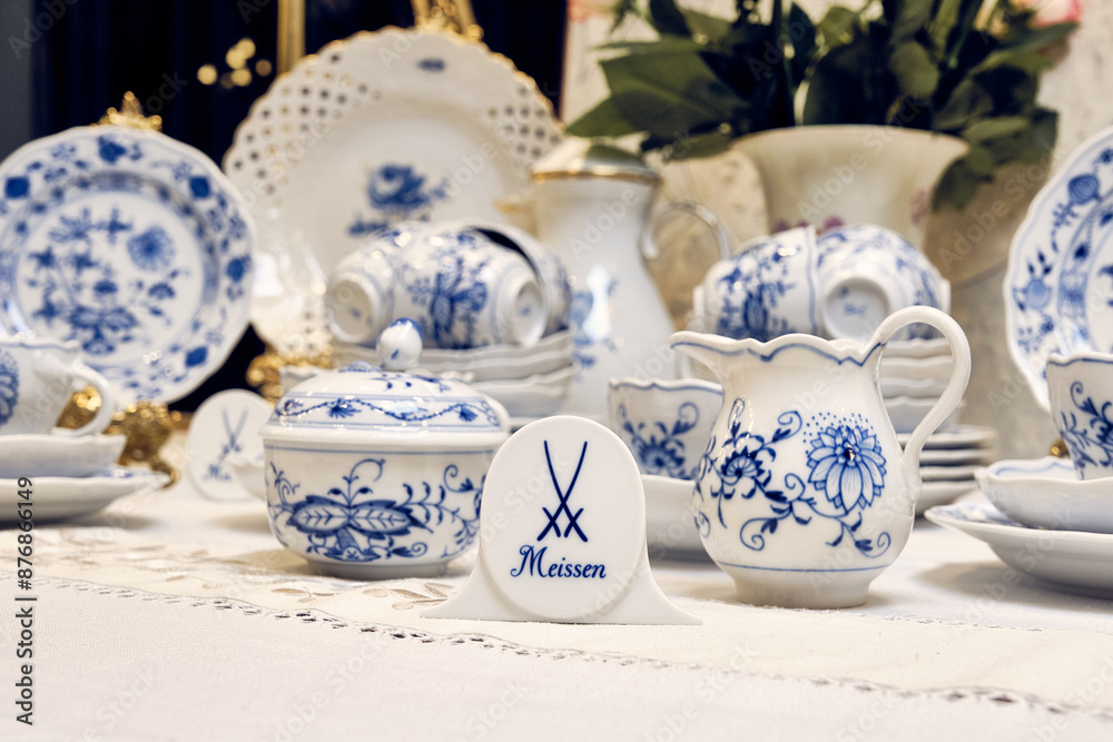 Porcelain with onion pattern in beautiful white and blue shades is loved by many housewives. They are selected, and many porcelain manufacturers even make an additional postscript to the brand