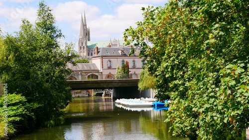 Cathédrale catholique Notre-Dame de Chartres vue du Parc des bord de l'Eure préfecture d'Eure-et-Loir en France photo