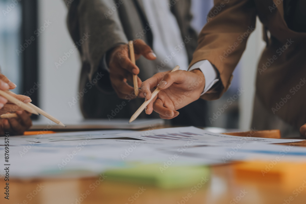 Obraz premium Business professionals. Group of young confident business people analyzing data using computer while spending time in the office
