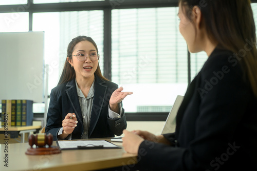 Obraz na plátně Female lawyer providing law consultation to her client