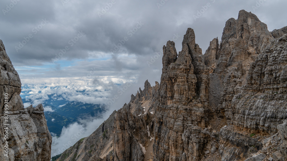 Das Latemar Gebirge in den Dolomiten im Frühling Das Latemar Gebirge in den Dolomiten im Frühling