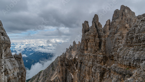 Das Latemar Gebirge in den Dolomiten im Frühling