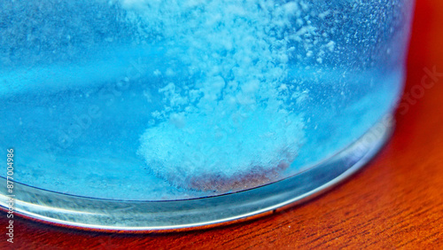 Pastilla efervescente en un vaso de agua

