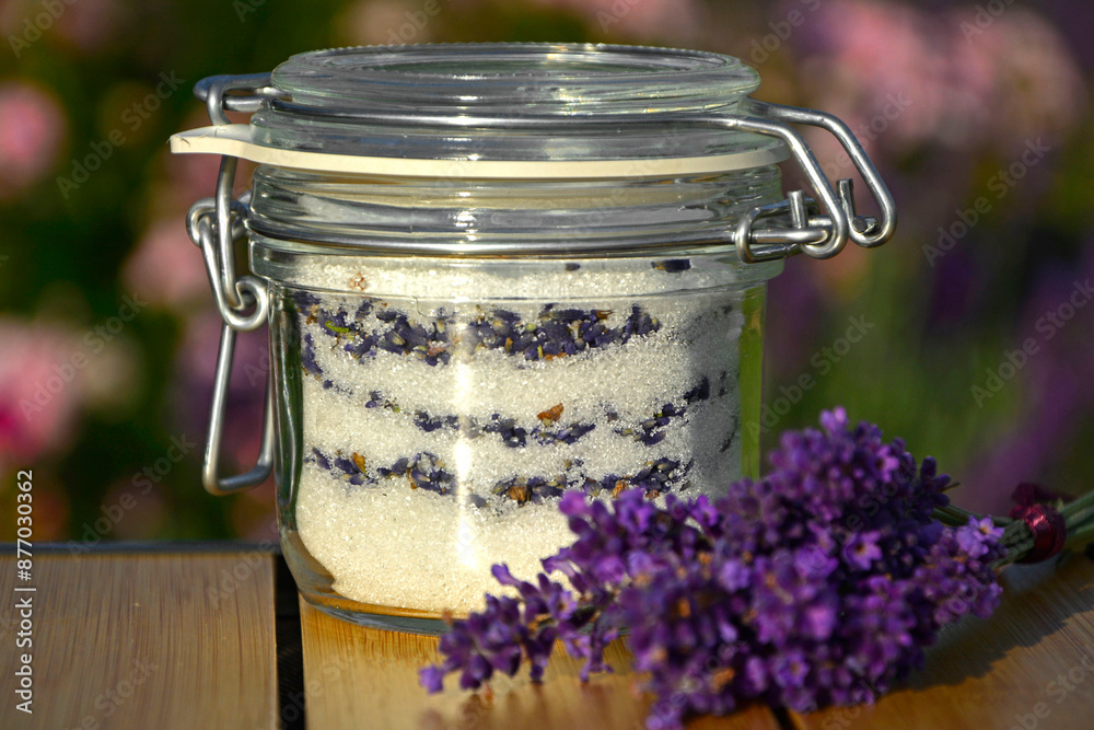 cukier lawendowy w słoiku i lawenda na stole, cukier aromatyzowany lawendą, sukier z lawendą w zamkniętym szczelnie słoiku weck, sugar with lavender in a jar on the table, lavender sugar, Lavandula