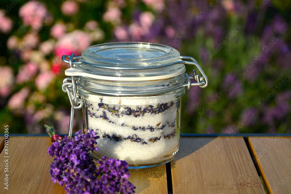 cukier lawendowy w słoiku i lawenda na stole, cukier aromatyzowany lawendą, sukier z lawendą w zamkniętym szczelnie słoiku weck, sugar with lavender in a jar on the table, lavender sugar, Lavandula