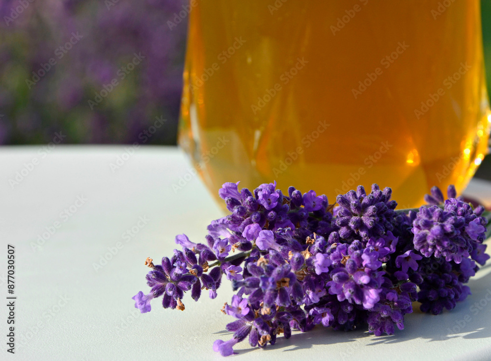 napój w szklance z lawendą, lawendowa cherbata i kwiaty lawendy na stole, drink in a glass with lavender, lavender tea and lavender flowers on the table, Lavender tea, cup of tea with lavender flower