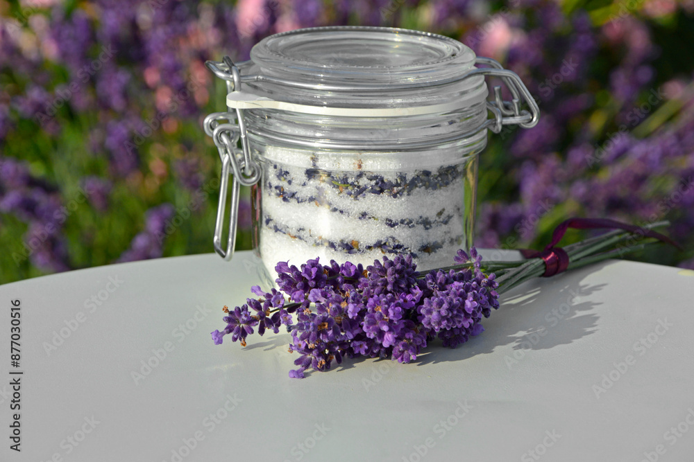 cukier lawendowy w słoiku i lawenda na stole, cukier aromatyzowany lawendą, sukier z lawendą w słoiku typu weck, sugar with lavender in a jar on the table, lavender sugar, Lavandula