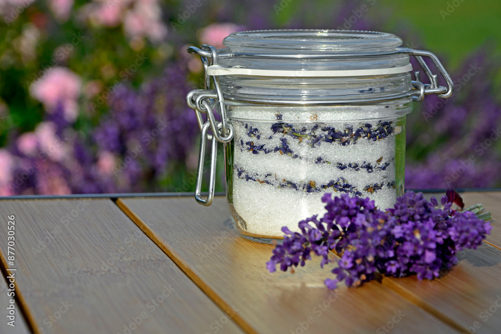 cukier lawendowy w słoiku i lawenda na stole, cukier aromatyzowany lawendą, sukier z lawendą w słoiku typu weck, sugar with lavender in a jar on the table, lavender sugar, Lavandula