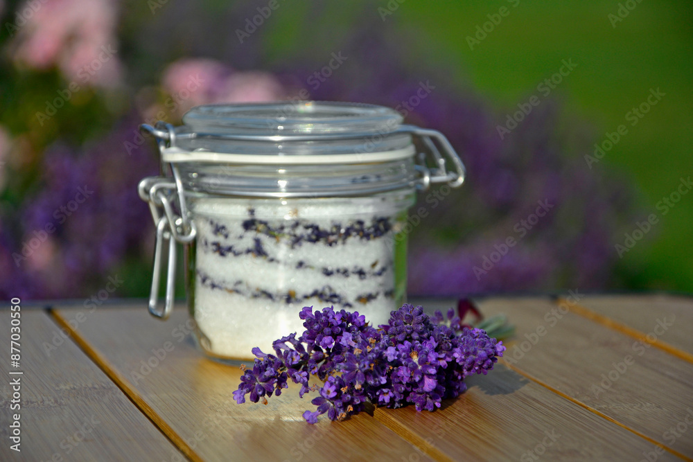 cukier lawendowy w słoiku i lawenda na stole, cukier aromatyzowany lawendą, cukier z lawendą w słoiku typu weck, sugar with lavender in a jar on the table, lavender sugar, Lavandula
