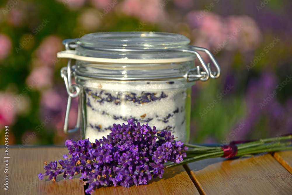 cukier lawendowy w słoiku i lawenda na stole, cukier aromatyzowany lawendą, cukier z lawendą w słoiku typu weck, sugar with lavender in a jar on the table, lavender sugar, Lavandula