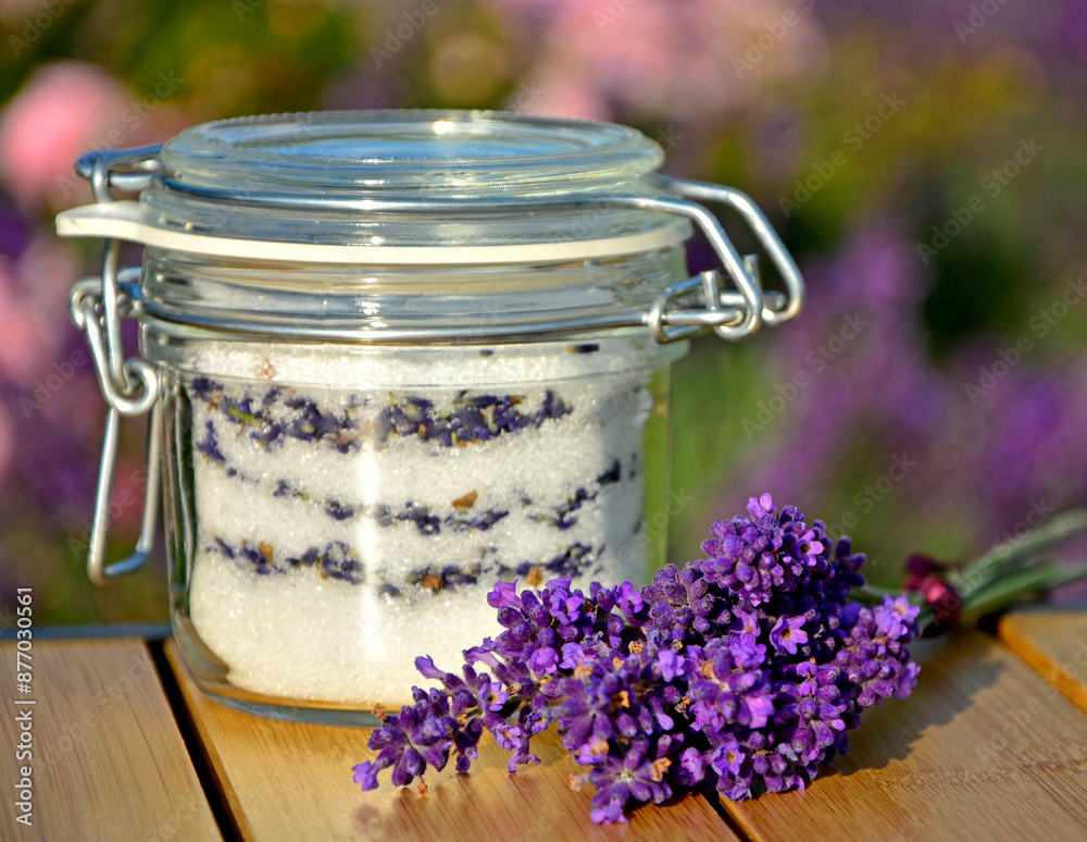 cukier lawendowy w słoiku i lawenda na stole, cukier aromatyzowany lawendą, sukier z lawendą w słoiku typu weck, sugar with lavender in a jar on the table, lavender sugar, Lavandula