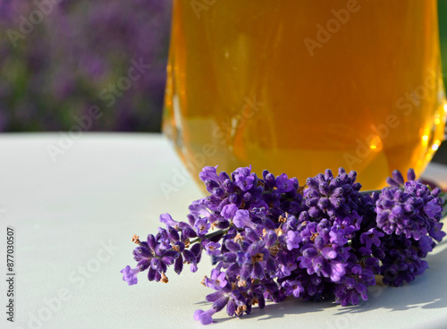 Obraz na płótnie napój w szklance z lawendą, lawendowa cherbata i kwiaty lawendy na stole, drink in a glass with lavender, lavender tea and lavender flowers on the table, Lavender tea, cup of tea with lavender flower
w salonie