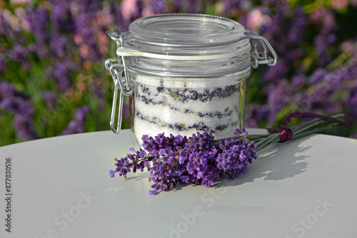 cukier lawendowy w słoiku i lawenda na stole, cukier aromatyzowany lawendą, sukier z lawendą w słoiku typu weck, sugar with lavender in a jar on the table, lavender sugar, Lavandula	