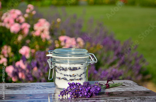 Obraz na płótnie cukier lawendowy w słoiku i lawenda na stole, cukier aromatyzowany lawendą, sukier z lawendą w słoiku typu weck, sugar with lavender in a jar on the table, lavender sugar, Lavandula w salonie