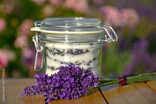 Obraz na płótnie cukier lawendowy w słoiku i lawenda na stole, cukier aromatyzowany lawendą, cukier z lawendą w słoiku typu weck, sugar with lavender in a jar on the table, lavender sugar, Lavandula w salonie