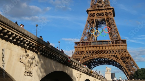 Vue sur le pont d’Iéna et la tour Eiffel ornée des anneaux olympiques, célèbre logo symbole des JO, pour les Jeux olympiques de Paris 2024 – juillet 2024 (France)