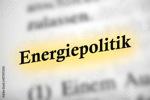 Energiepolitik - Deutsches Text Wort mit gelber Markierung