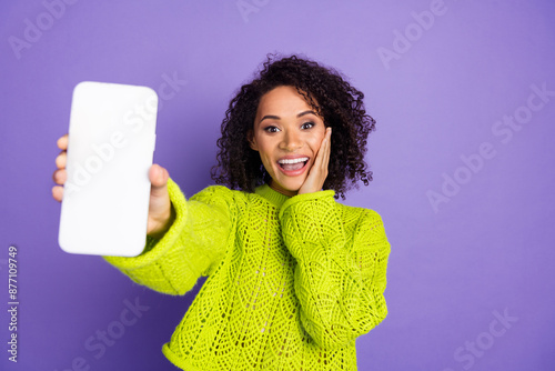 Fotografija Photo of american young funky girl in green sweater demonstrate smartphone touch