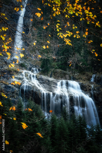 La cascade d'Ars en automne dans les Pyrénées en Ariège