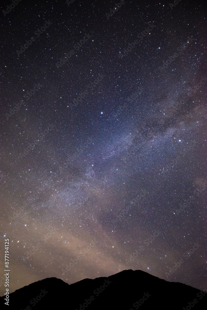 夜空に輝く星空と天の川と山のシルエット 夜空に輝く星空と天の川と山のシルエット