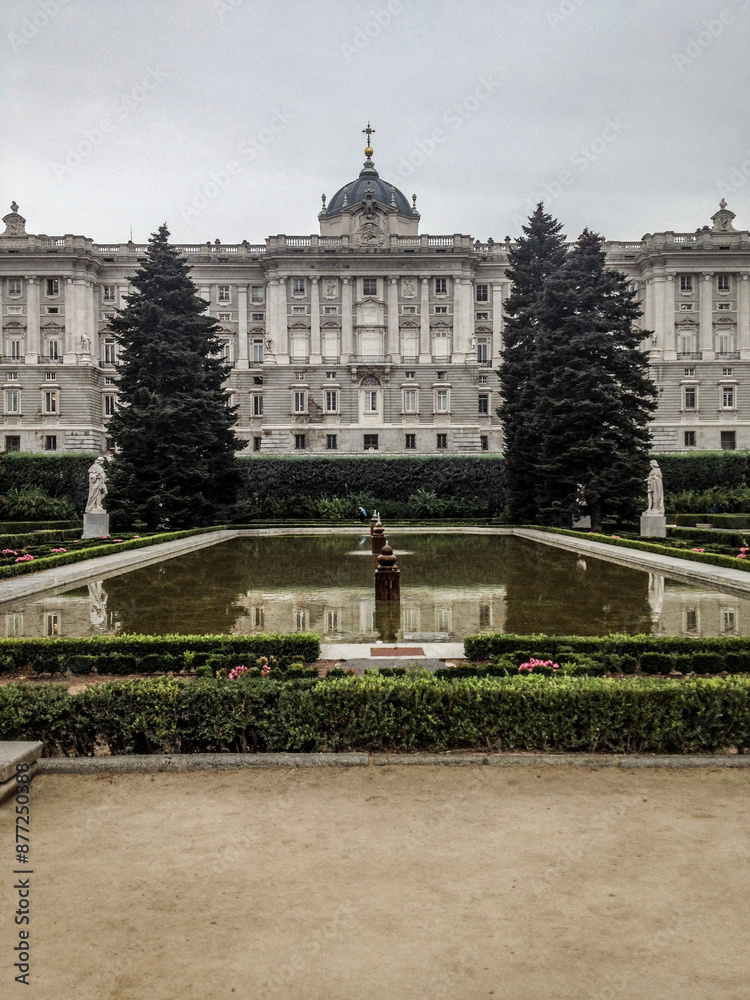 Fototapeta premium Royal palace in the city of Madrid in the afternoon
