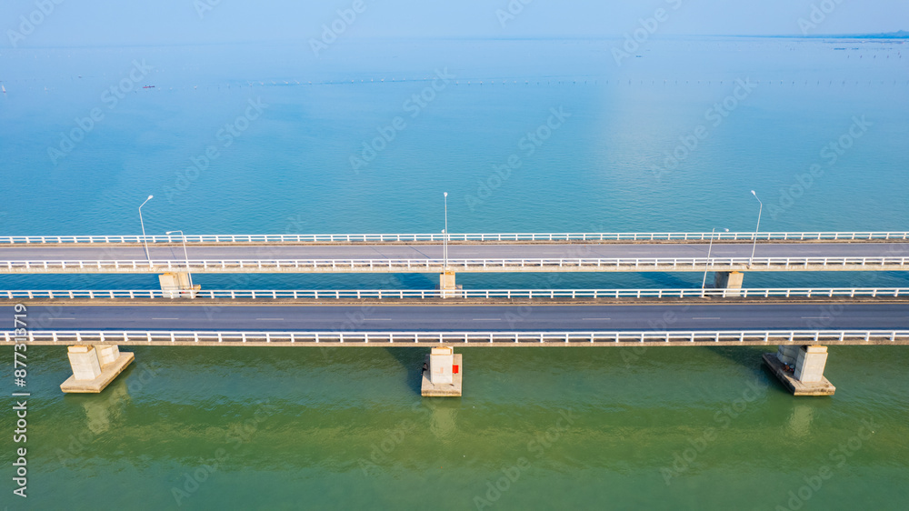 Obraz premium Cement bridge across the lake