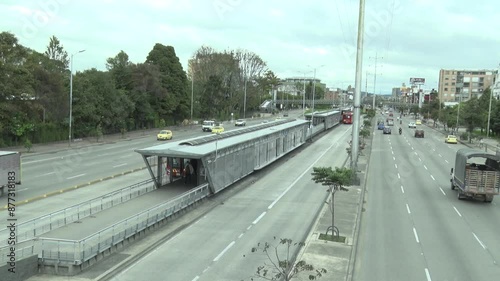 Transporte público por la Av Carrera 30 en la ciudad de Bogotá