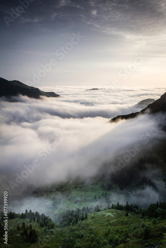 La mer de nuages a envahie une vallée des Pyrénées ariégeoises dans le Couserans