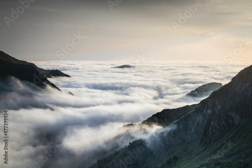 La mer de nuages a envahie une vallée des Pyrénées ariégeoises dans le Couserans photo