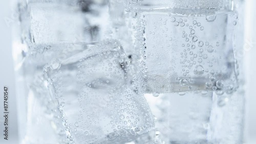 グラスに入った炭酸水と氷