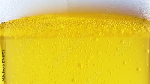 グラスに注がれたビールのクローズアップ
