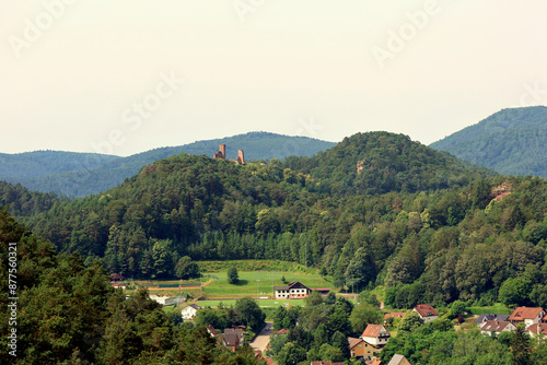 Blick auf Erfweiler und die Alt-Dahner Burgen vom Hahnfels in der Verbandsgemeinde Dahner Felsenland im Pfälzerwald. Aussicht vom Premium-Wanderweg Hahnfels-Tour. photo