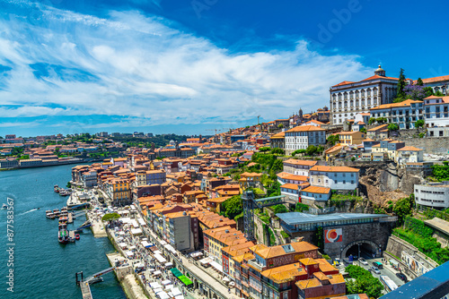 Le bellezze della città lusitana di Porto: il quartiere Ribeira, la Torre dei Chierici, la stazione di Sao Bento e altri edifici monumentali photo