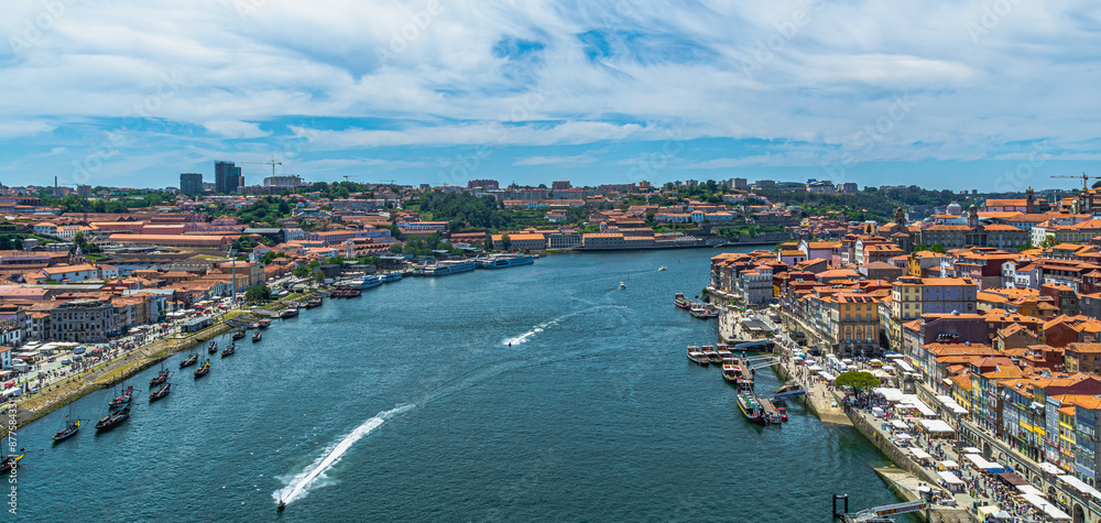 Le bellezze della città lusitana di Porto: il quartiere Ribeira, la Torre dei Chierici, la stazione di Sao Bento e altri edifici monumentali Le bellezze della città lusitana di Porto: il quartiere Ribeira, la Torre dei Chierici, la stazione di Sao Bento e altri edifici monumentali