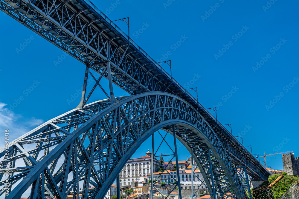 Le bellezze della città lusitana di Porto: il quartiere Ribeira, la Torre dei Chierici, la stazione di Sao Bento e altri edifici monumentali Le bellezze della città lusitana di Porto: il quartiere Ribeira, la Torre dei Chierici, la stazione di Sao Bento e altri edifici monumentali