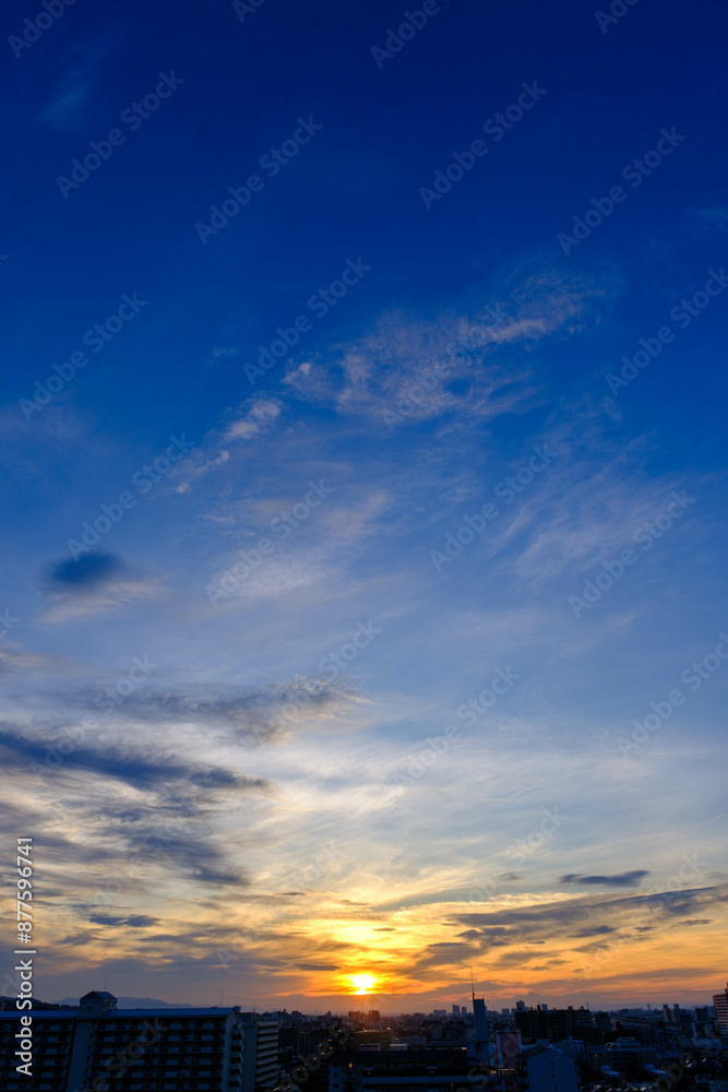Obraz premium 雲の隙間から見える。早朝神戸市内から夜明け