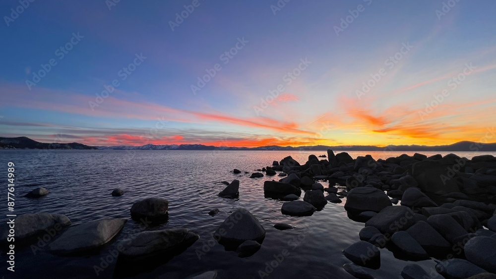 Obraz premium Lake Tahoe sunset with rocks
