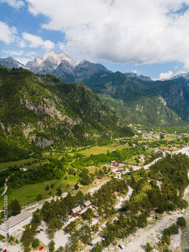Luftaufnahme der albanischen Alpen im Hochformat