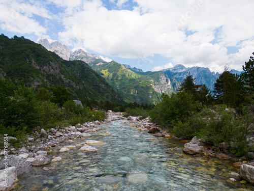 Albanische Alpen mit Fluß und grünen Bergen