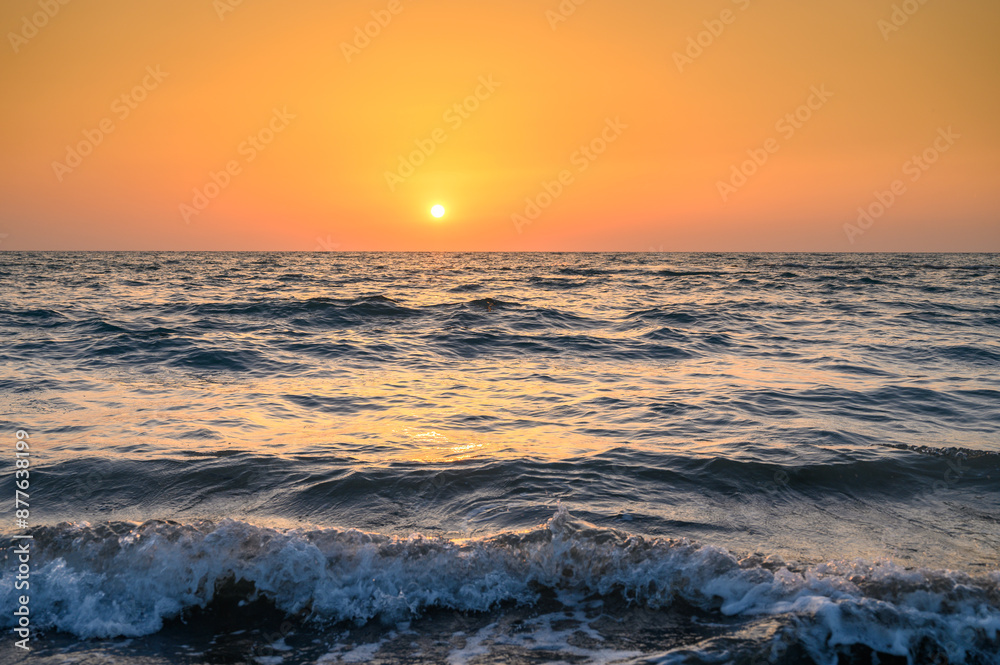 Obraz premium The rays of the setting sun over the mediterranean sea