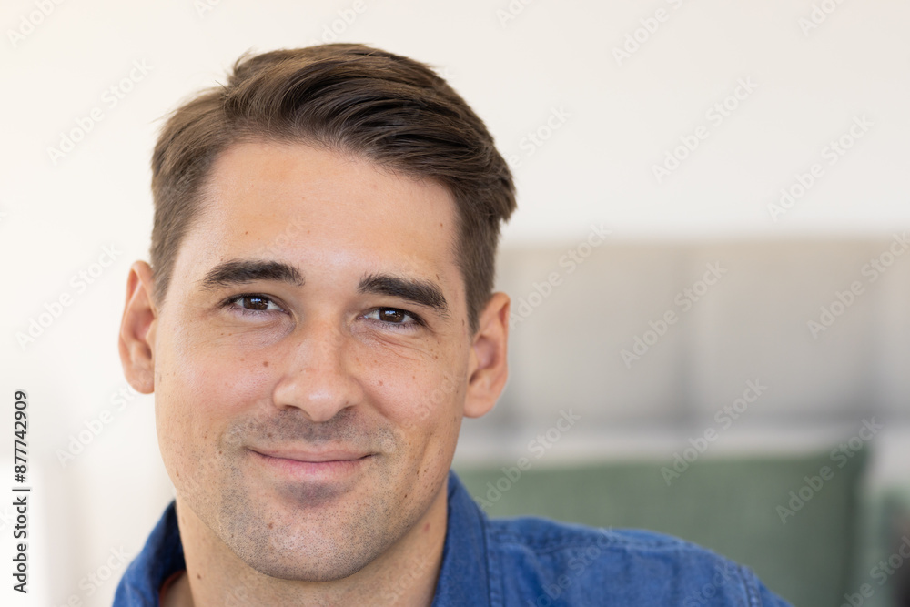 Obraz premium Smiling man in casual shirt looking at camera, relaxed and confident