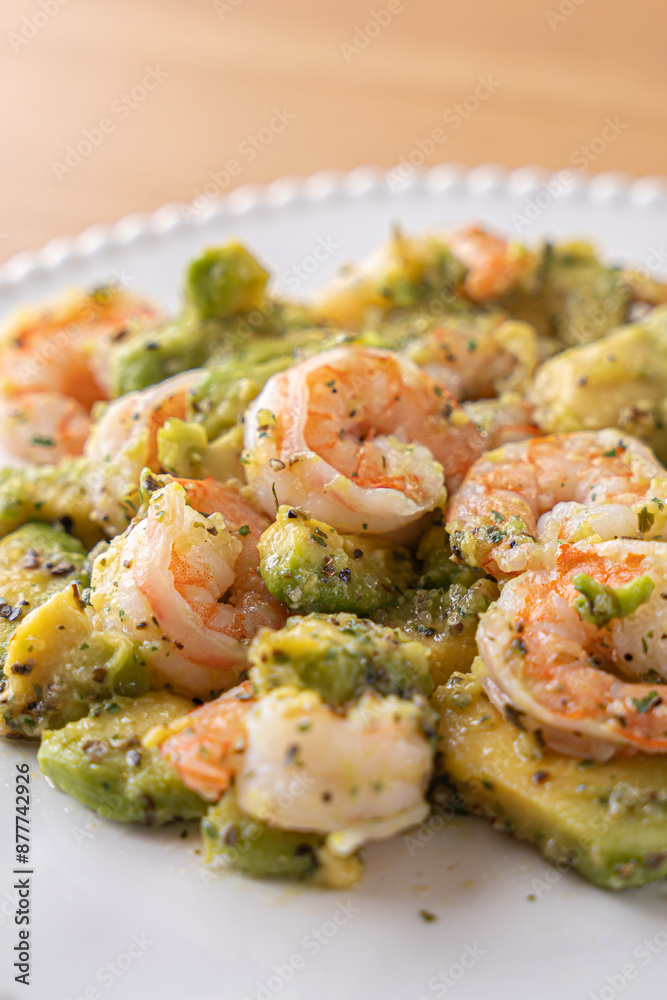 アボカドとエビの料理