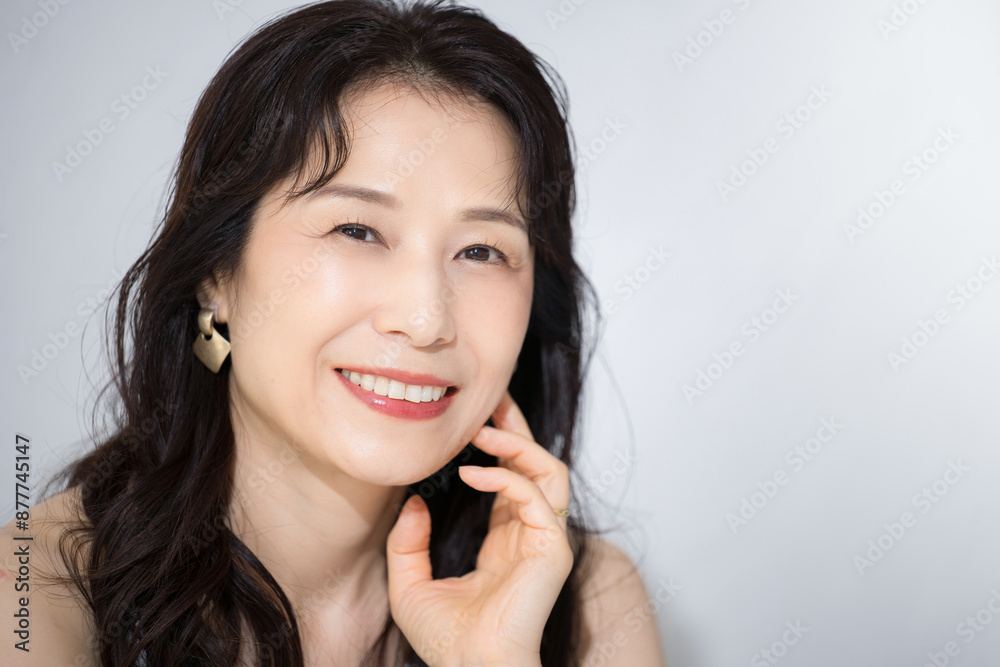 Camera eye of a woman touching her cheeks For beauty and beauty, etc. For healthy image such as beautiful skin care in 40s and 50s. Camera eye of a woman touching her cheeks For beauty and beauty, etc. For healthy image such as beautiful skin care in 40s and 50s.