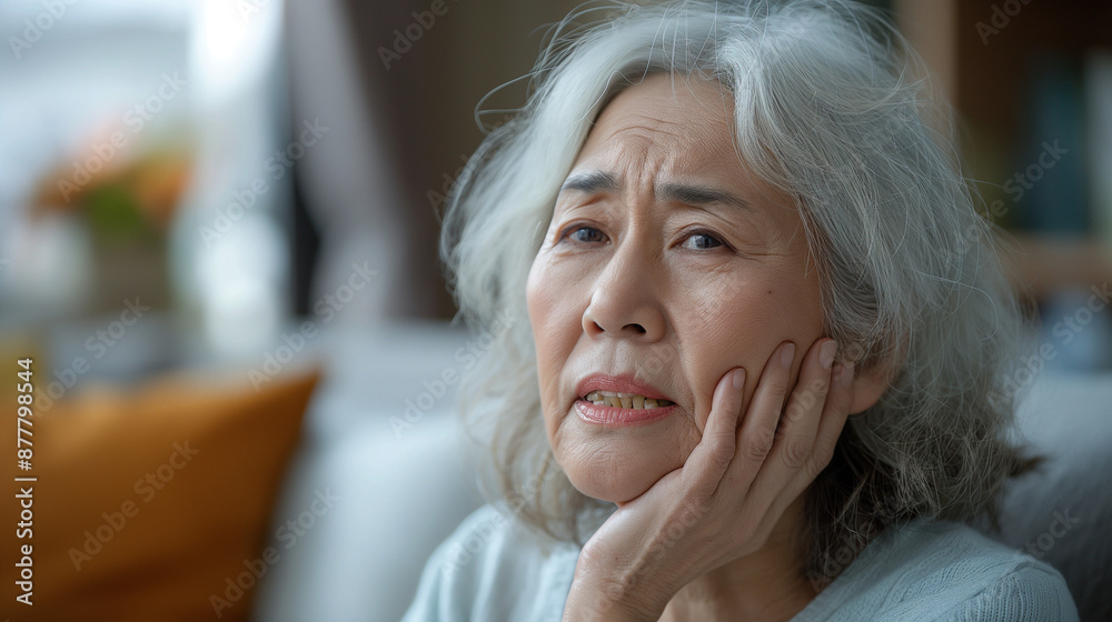歯が痛むシニア女性